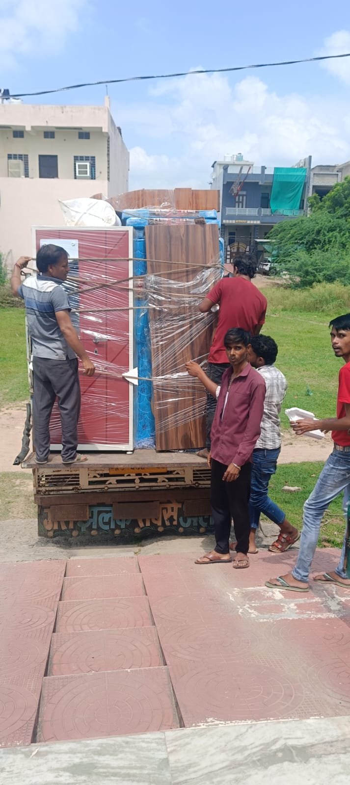 विवाह के सामान ले जाते हुवे