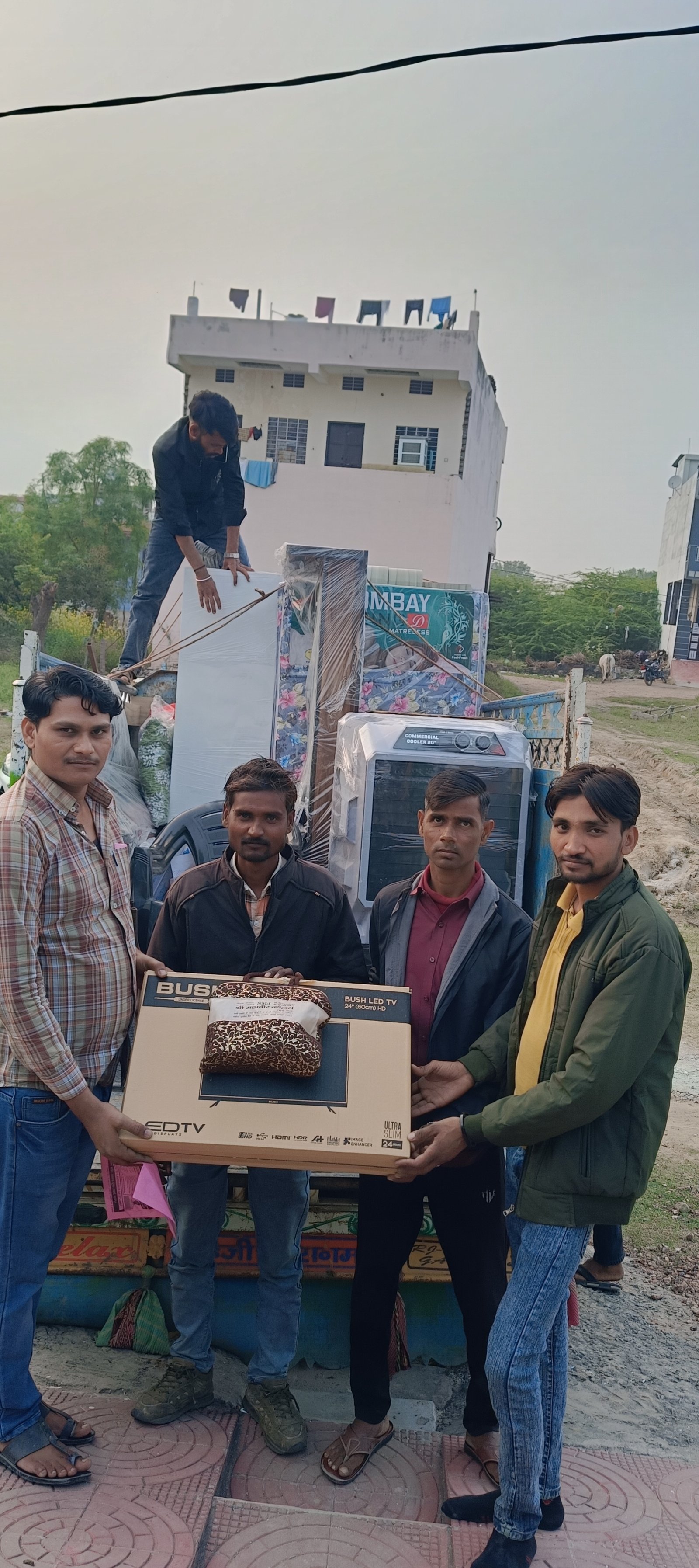 फलसावटा गांव के जोड़े को उपहार वितरित करते हुए 