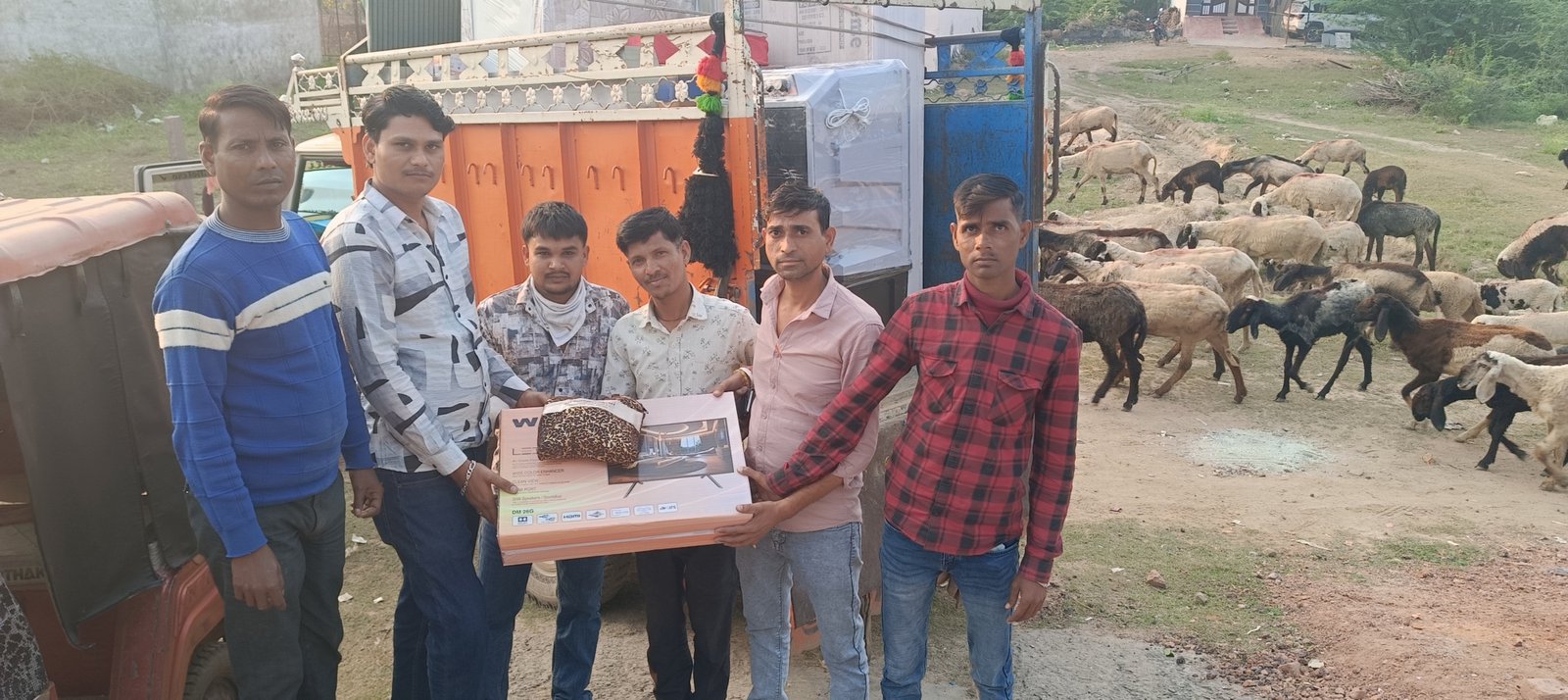 बरवाड़ा गांव के जोड़े को उपहार वितरित करते हुए।