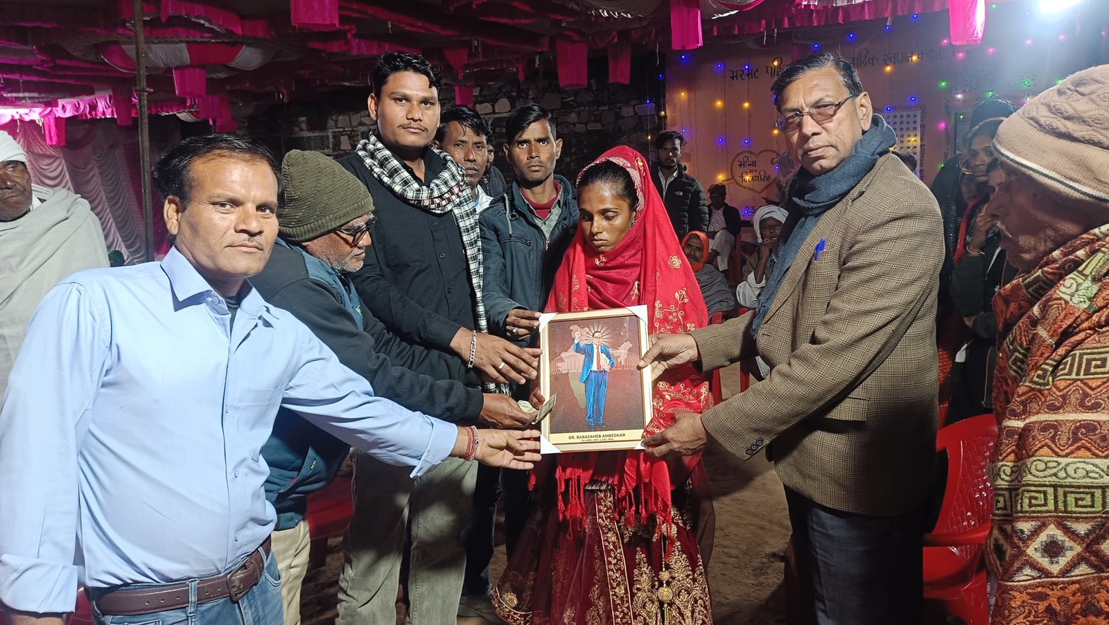 गांव हिम्मतपुरा इंदरगढ़ में जाकर अनाथ बालिका को शादी के सभी उपहार दिए गए ।