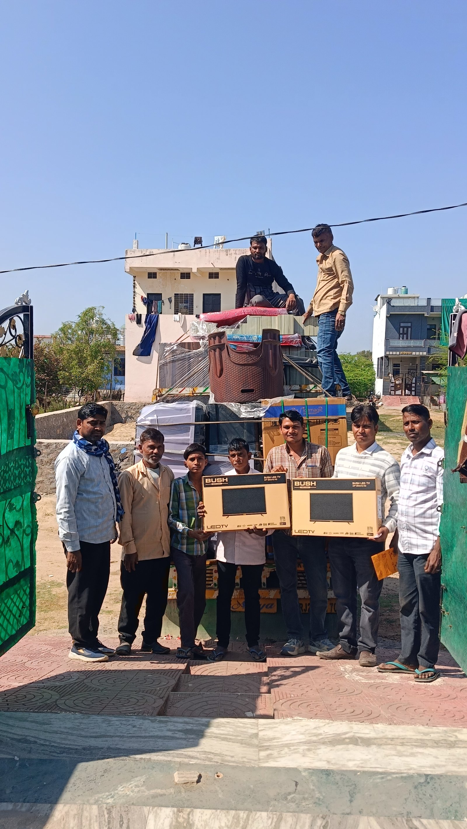 पचाला गांव के 2 जोड़ो को उपहार वितरित करते हुए 