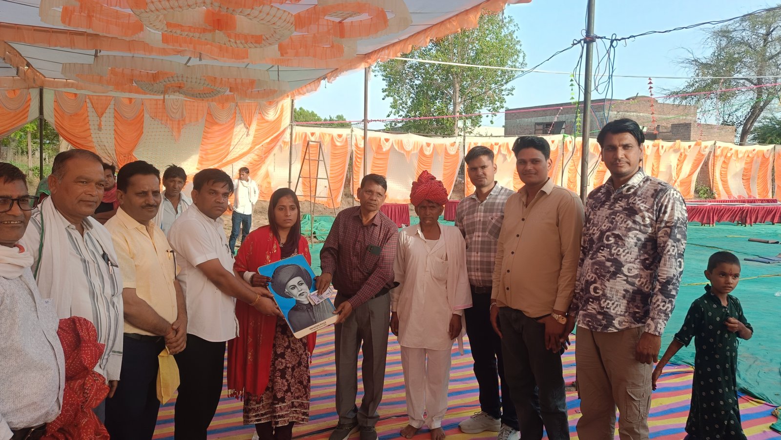 पांचोलास में शादी समारोह में पहुंचकर दुल्हन को शॉल ओढ़ाकर एवं आशीर्वाद देते हुए संस्था के पदाधिकारि