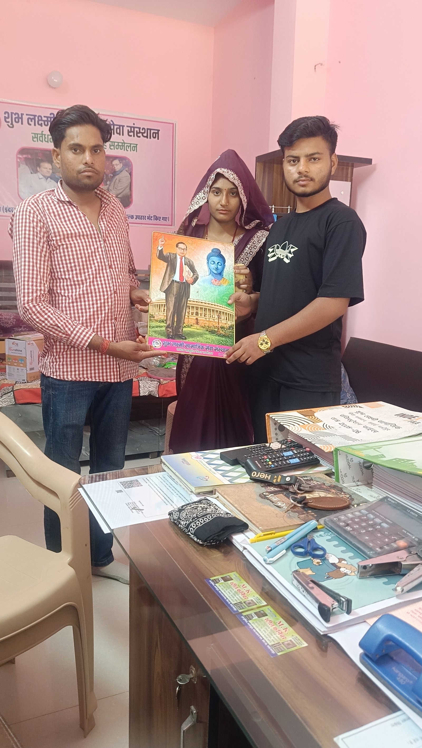 नए जोड़े को कन्यादान एवं बाबा साहब का फोटो फ्रेम देते हुए 