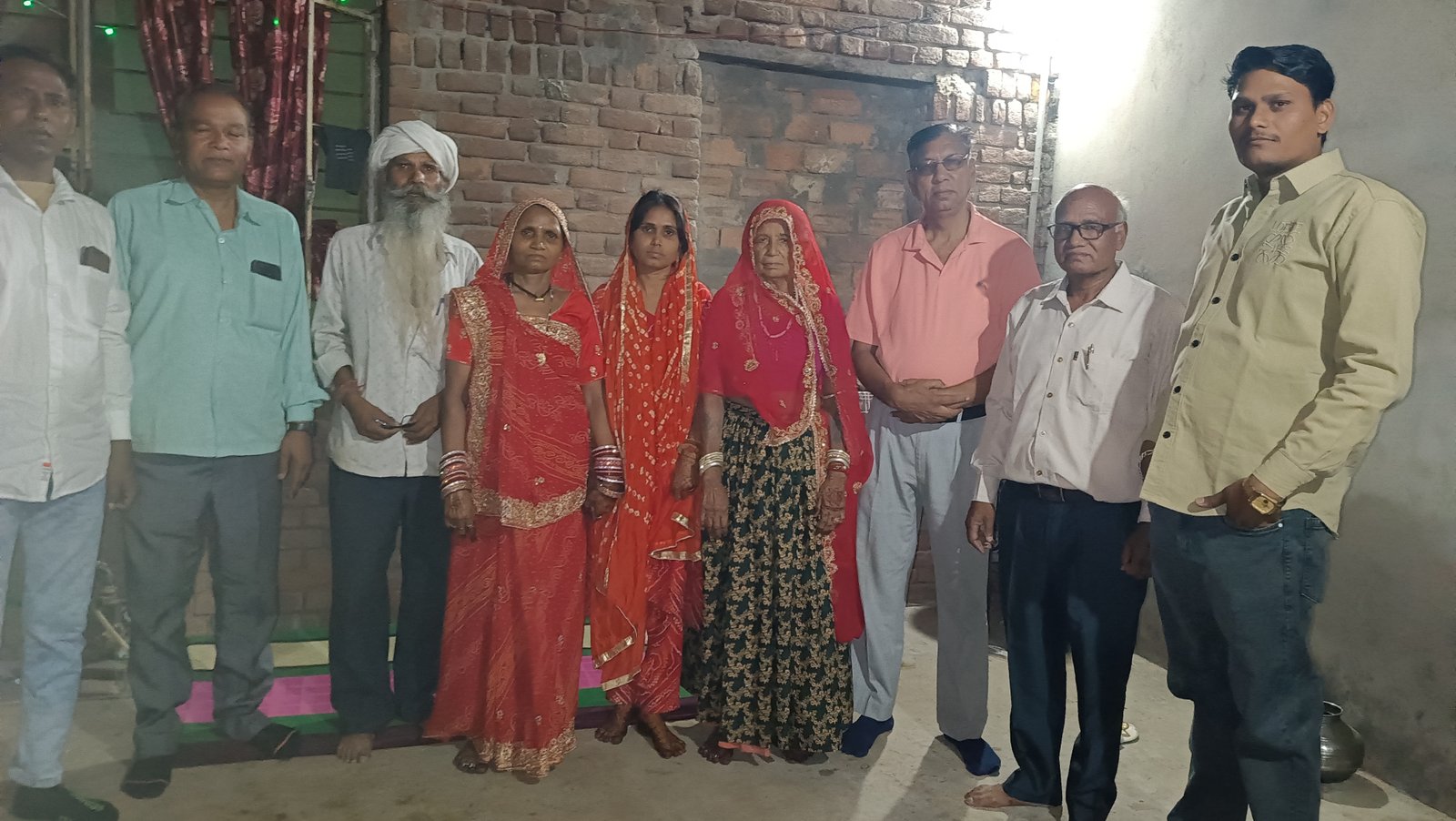 करमोदा गांव के शादी समारोह में पहुंचकर दुल्हन को शॉल ओढ़ाकर एवं बाबा साहब की प्रतिमा भेंट की गई 