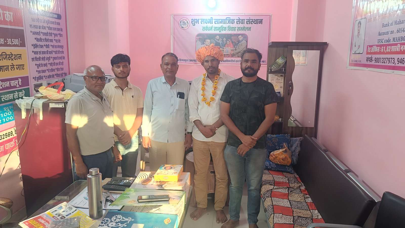 टोंक से पधारे मेहमानों का ऑफिस पर स्वागत करते हुए 